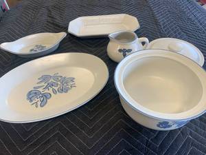 lot 102 image: Vintage Pfaltzgraff Yorktown Set