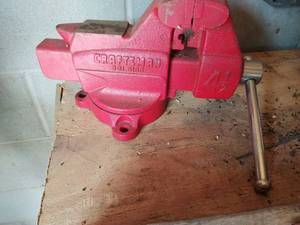 lot 413 image: Bench Vice