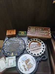 lot 62 image: Collection of Vintage Dcor