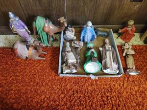 lot 78 image: Vintage Hand Painted Ceramic Nativity Set