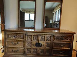 lot 114 image: Vintage Lowboy Dresser with Mirrors by United Furniture Corporation