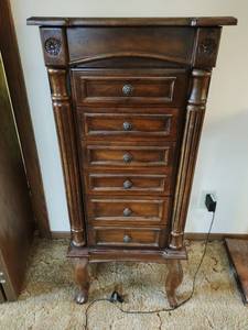 lot 122 image: Jewelry Armoire