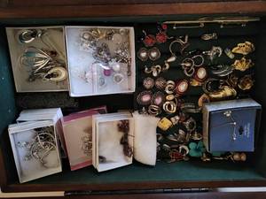 lot 128 image: Collection of Jewelry