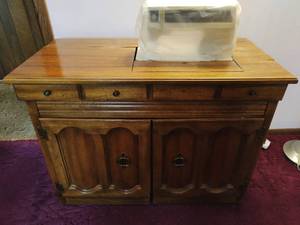 lot 131 image: Singer Sewing Machine & Cabinet