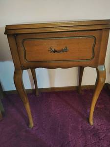lot 139 image: White Sewing Machine & Cabinet