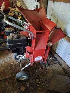 lot 301 image: Briggs & Stratton 8 HP Wood Chipper