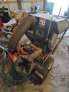 lot 305 image: Briggs & Stratton 8.5 HP Leaf CollectorMulcher