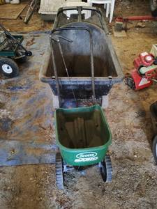 lot 307 image: Garden Cart & Scotts Spreader