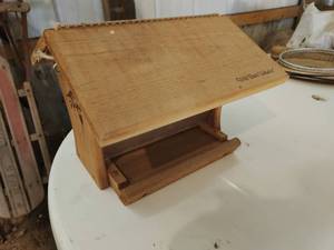 lot 319 image: Bird Feeder
