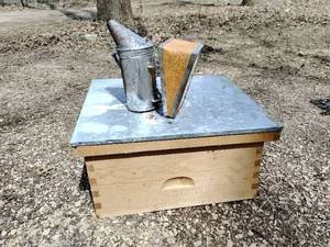 lot 382 image: Bee Box & Smoker
