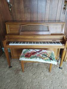 lot 162 image: Baldwin Hamilton Piano
