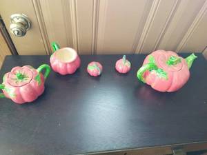 lot 172 image: Tomato Tea Set
