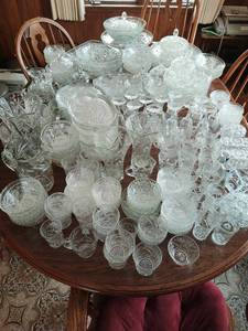 lot 200 image: Huge Collection of Vintage Glassware Items- Mainly Star of David Design