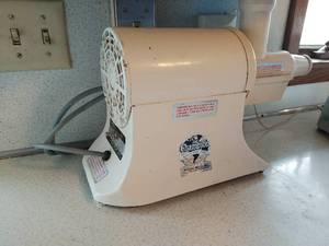 lot 204 image: Juicer, Blender, & More