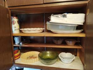 lot 206 image: Contents of Kitchen Cabinets