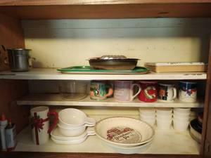 lot 207 image: Contents of Kitchen Cabinets