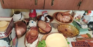 lot 208 image: Collection of Kitchen Items