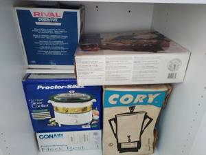 lot 213 image: Collection of  Kitchen Gadgets and More