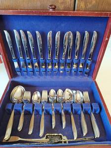 lot 225 image: Oneida Community Stainless Steel Flatware Set