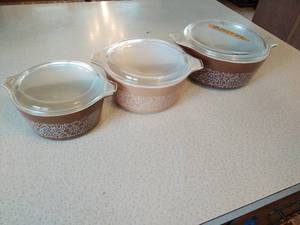 lot 234 image: Set of 3 Pyrex Casserole Dishes