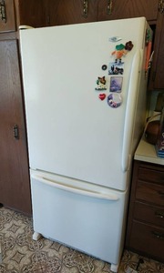 lot 239 image: Working Maytag Refrigerator
