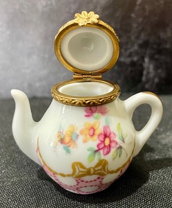 lot 200 image: Limoges Teapot Trinket Box