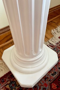 lot 31 image: Pretty Plaster Pillar