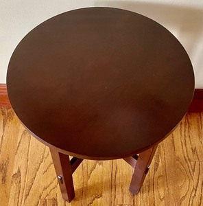 lot 24 image: Stickley Petite Side Table