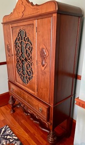 lot 33 image: Remarkable Vintage China Cabinet