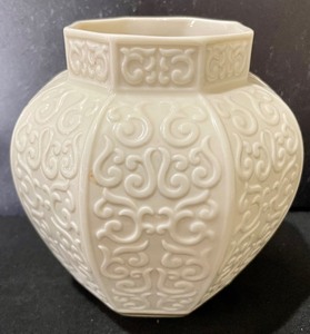 lot 44 image: Lenox Vase and Pedestal Dish