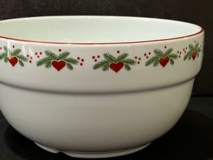 lot 62 image: Porsgrund Hearts and Pines 9 Mixing Bowl