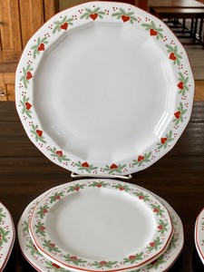 lot 83 image: Four Porsgrund Hearts and Pines Plate Settings Four Hearts and Pines Dinner Plates, Salad Plate and Bread Plates