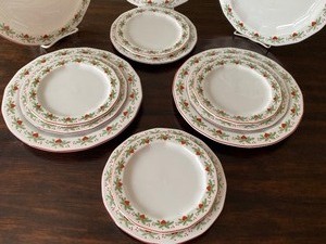 lot 84 image: Five Porsgrund Hearts and Pines Plate Settings Five Hearts and Pines Dinner Plates, Salad Plate and Bread Plates