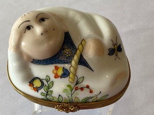 lot 91 image: Chinese Style Limoges Trinket Box and Limoges Book The Limoges Porcelain Box