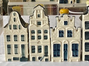 lot 89 image: Collection of 11 Delft House Collectibles