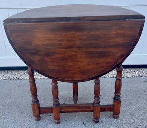 lot 209 image: Vintage Petite Gate Leg Accent Table