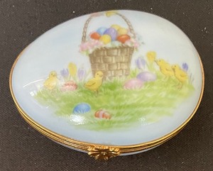 lot 234 image: Artoria Limoges Egg Trinket Box