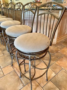 lot 20 image: 6 Beautiful Barstools