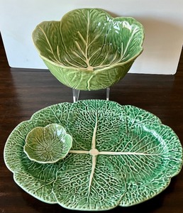 lot 126 image: Bordallo Pinheiro Cabbage Leaf Serving Platter and Bowl