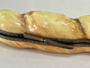 lot 140 image: Limoges Baguette Trinket Box