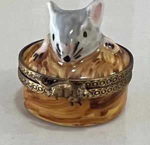 lot 142 image: Miniature Mouse Limoge Trinket Box