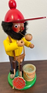 lot 404 image: 2 Nutcrackers and a Smoker