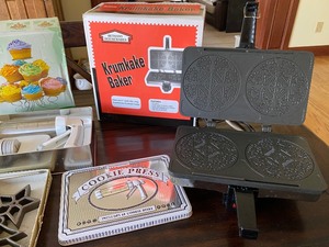 lot 297 image: Fun Holiday Bakeware Items