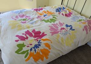 lot 309 image: Colorful Full Size Bedding