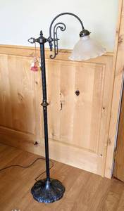 lot 325 image: Gorgeous Bronze Floor Lamp