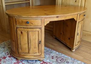 lot 327 image: Gorgeous Drexel Heritage Oval Desk