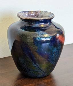 lot 332 image: Small Art Glass Vase by Peter Zelle