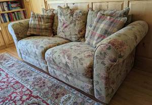 lot 333 image: Pretty Floral Print Sofa