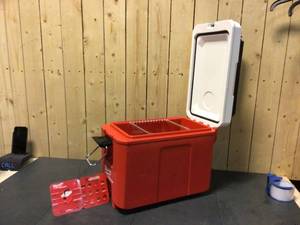 lot 25 image: Milwaukee PACKOUT 10 in. Red 16 qt. Compact Cooler Open box