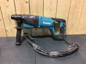 lot 30 image: Makita 8 Amp 1 in. Corded SDS-Plus ConcreteMasonry AVT (Anti-Vibration Technology) Rotary Hammer Drill with Handle Hard Case Open box